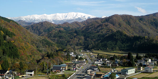 上野山の下り道路からの月山画像